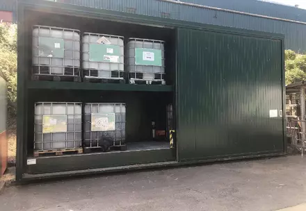 Hoe kies ik mijn opslagcontainer voor pallets groen geïsoleerd
