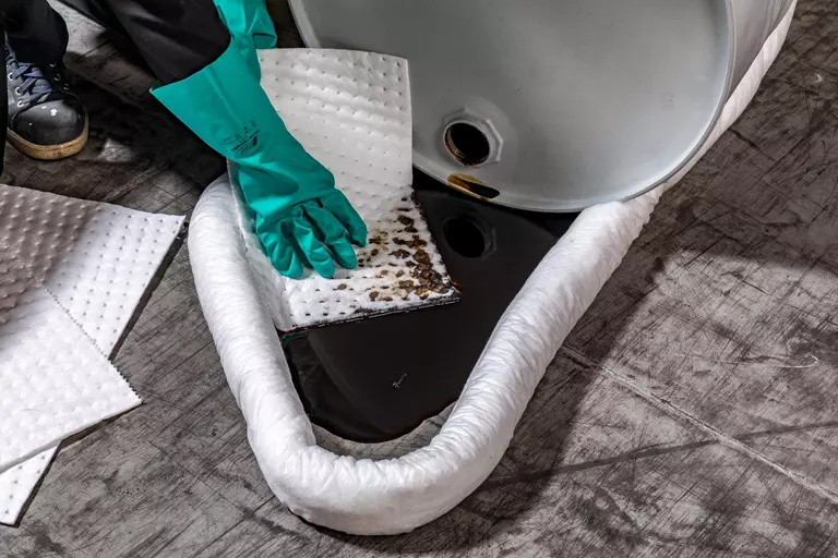 ADSORBIX_absorberende_doeken_toepassing_olie